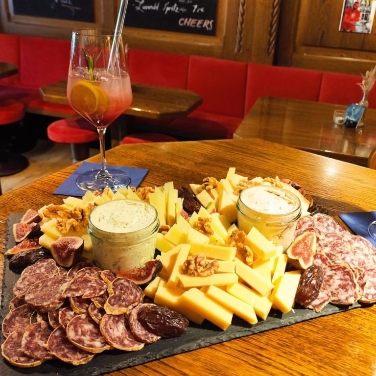 Wurst- und Käseplatte